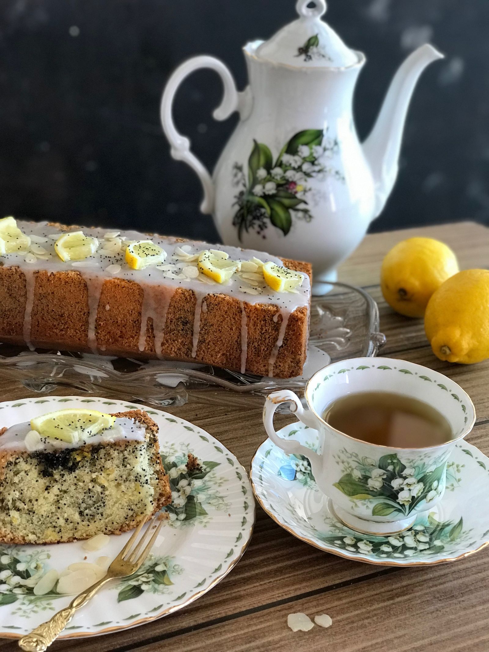Lemon cake served with tea